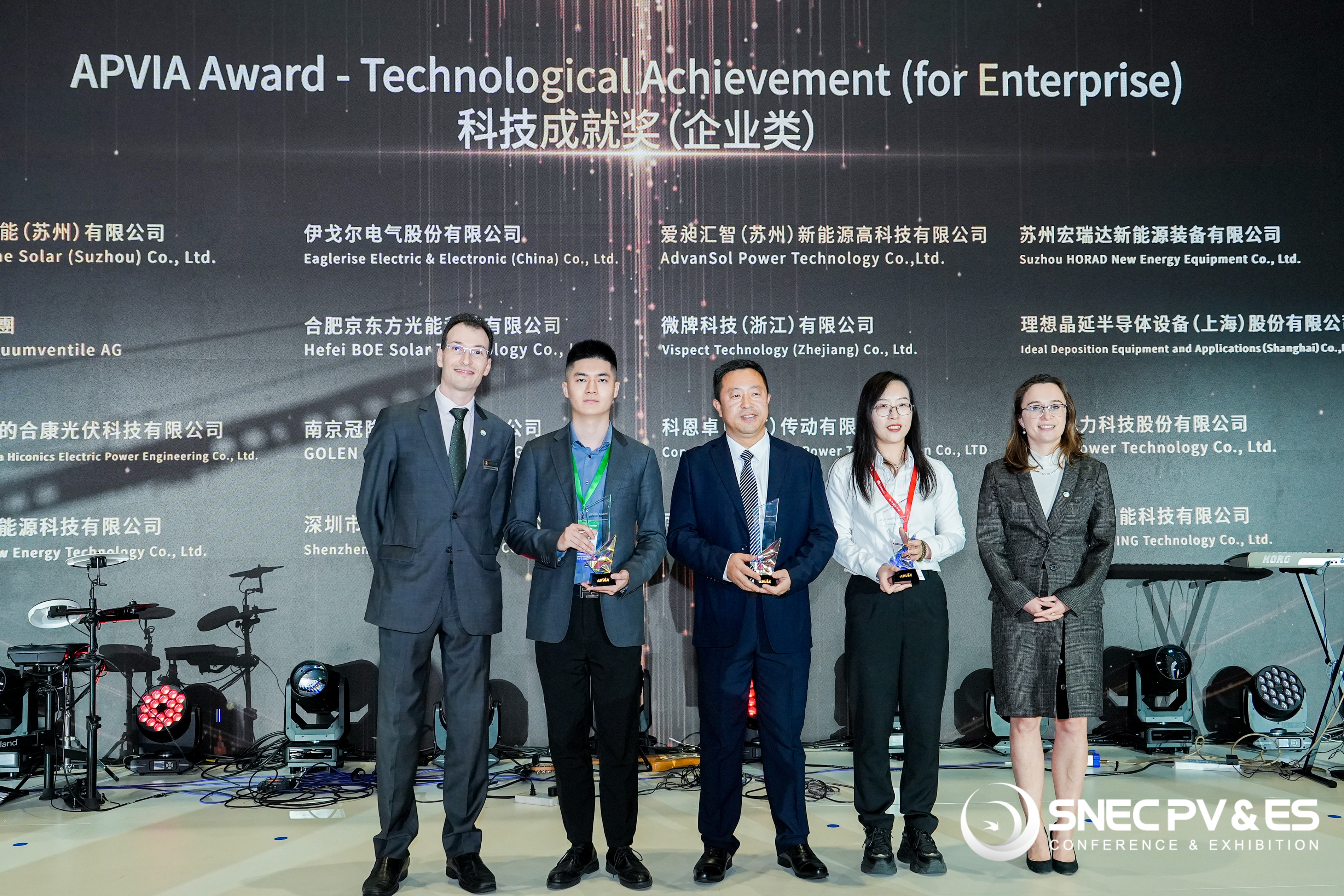 问鼎亚洲光伏产业协会殊荣！AG尊时凯龙科技斩获APVIA科技成就奖